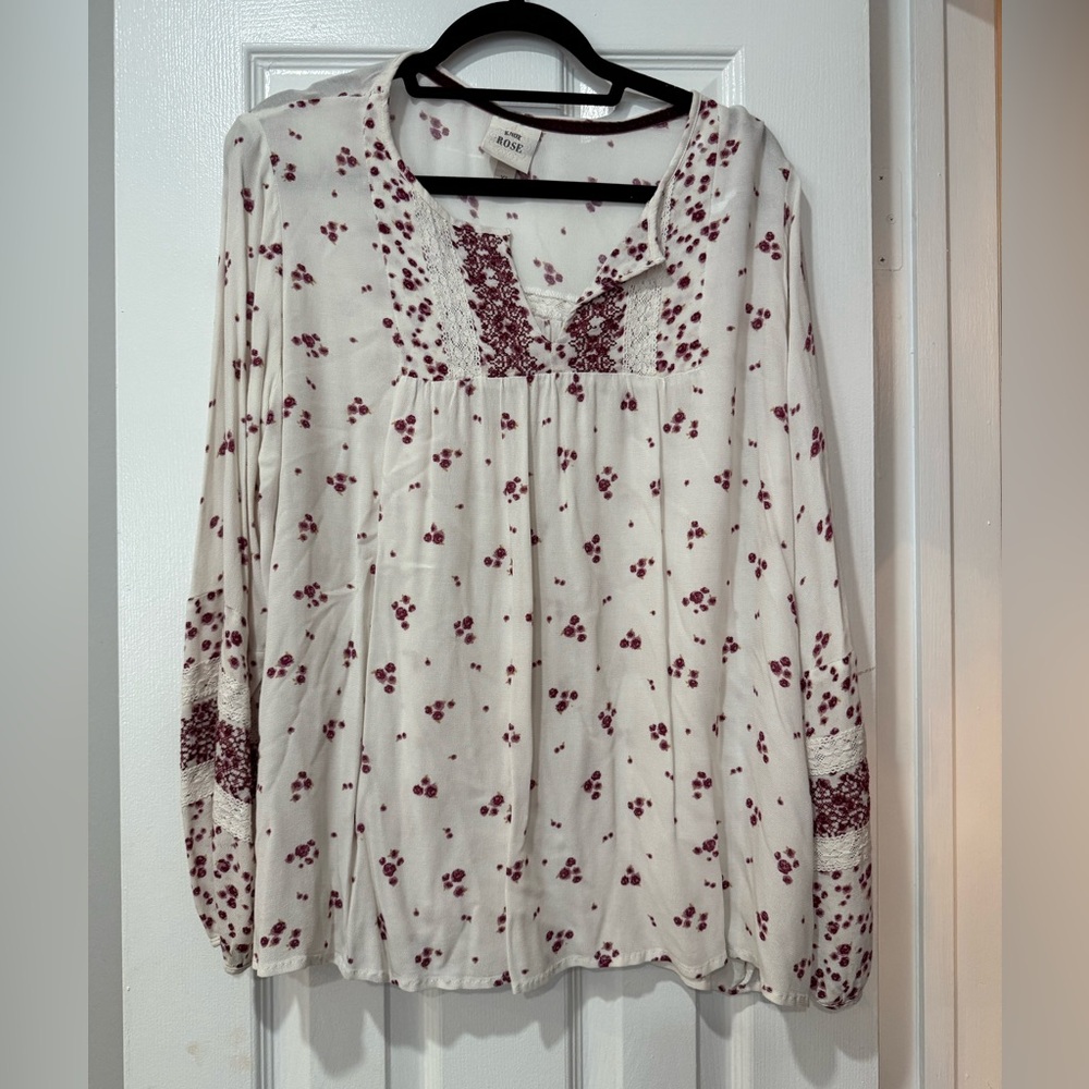 Beautiful soft and flowy blouse like new - Picture 2 of 3